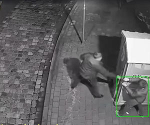 Podpalacze grasują we Wrocławiu. Kamera nagrała, co zrobili na pętli