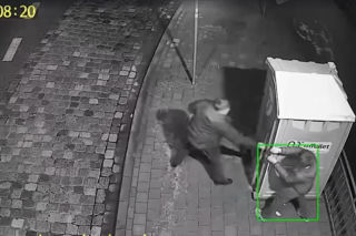 Podpalacze grasują we Wrocławiu. Kamera nagrała, co zrobili na pętli