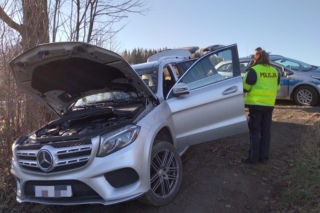 Uciekał mercedesem wartym 300 tys. zł. Zatrzymały go dopiero policyjne strzały