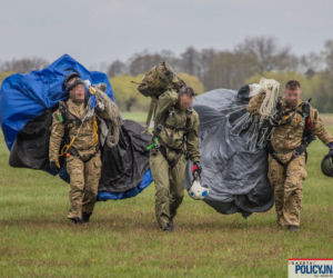 Policyjny black hawk nad Warszawą