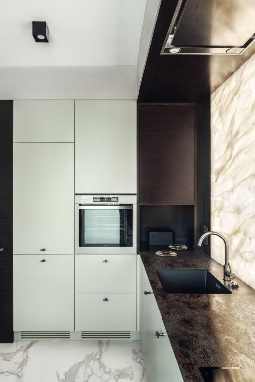 Styl modern classic we wnętrzu. Dyskretny luksus z widokiem na morze