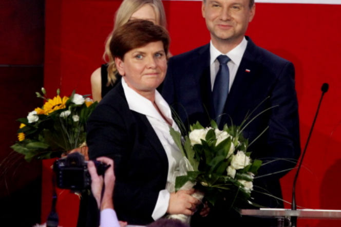 SZYDŁO WYSZŁA Z CIENIA