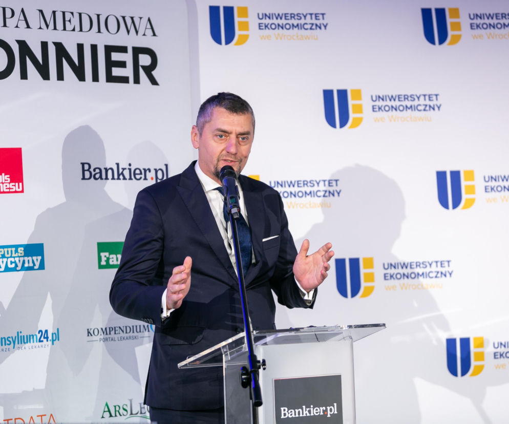 Andrzej Stec przemawia przy mównicy podczas Forum Finansów. O szczegółach wydarzenia przeczytasz na SE Superbiz.