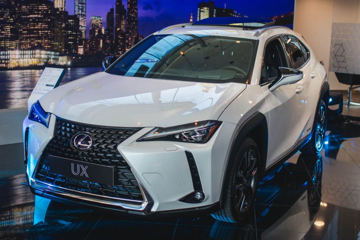 Lexus UX już w polskich salonach