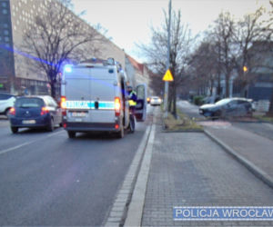Pijany kierowca rozbił samochód elektryczny z wypożyczalni