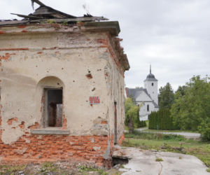 Ten piękny pałac zamieniono na... biura PGR-u. Salę balową zasypano zbożem, furmankami wywożono meble. Dziś to ruina