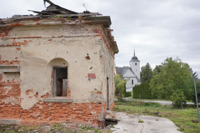 Ten piękny pałac zamieniono na... biura PGR-u. Salę balową zasypano zbożem, furmankami wywożono meble. Dziś to ruina