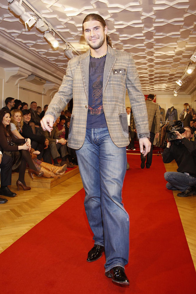 Piotr Adamski zasłynął jako "polski hydraulik". Dziś jest modelem plus size!