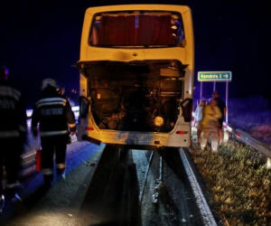 Autobus z pielgrzymami zderzył się z owcą, a gdy zatrzymał się na drodze, w jego tył uderzyła nadjeżdżająca ciężarówka