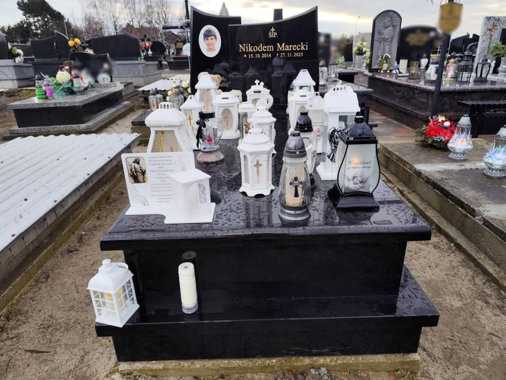 Białe misie strzegą grobu Nikodema Mareckiego. 11-letni aktor zginął w strasznym wypadku