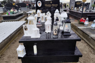 Białe misie strzegą grobu Nikodema Mareckiego. 11-letni aktor zginął w strasznym wypadku