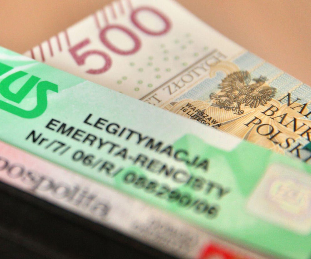 Zielona legitymacja emeryta-rencisty z logo ZUS i banknot 500 zł. Legitymacja emeryta, uprawnienia, zniżki, dokument, o czym można przeczytać na Super Biznes.
