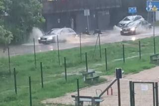 Bydgoszcz pod wodą po gwałtownej burzy. Zalane ulice, kilkadziesiąt interwencji