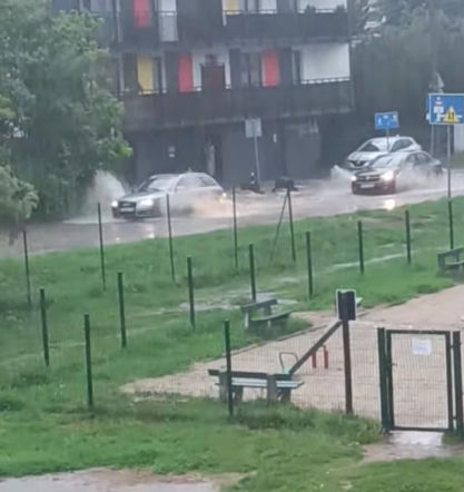 Bydgoszcz pod wodą po gwałtownej burzy. Zalane ulice, kilkadziesiąt interwencji