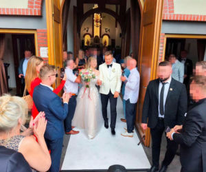 Tak wyglądała żona Rafała Brzozowskiego. Postawiła na nietypowy kolor sukni. Co za klasa!   