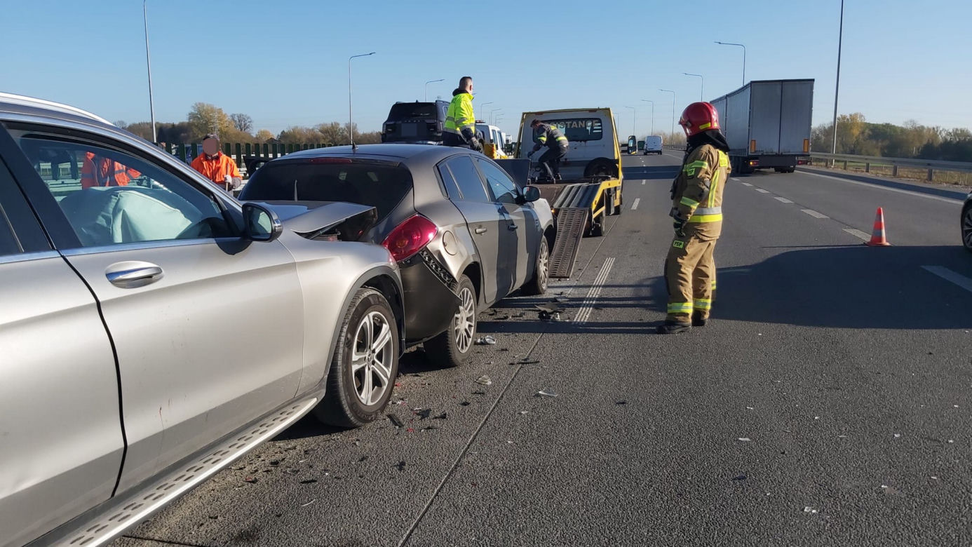 Wypadek na S2 w Warszawie. Trzy rozbite auta i ranne dziecko
