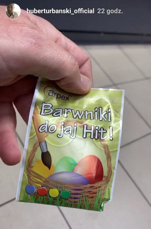 Hubert Urbański dziwi się po co w sklepie sprzedaja barwniki do jajek,