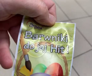 Hubert Urbański dziwi się po co w sklepie sprzedaja barwniki do jajek,