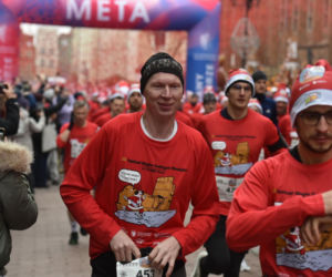 23. Festiwal Biegów Świętych Mikołajów w Toruniu. Zdjęcia ze starówki