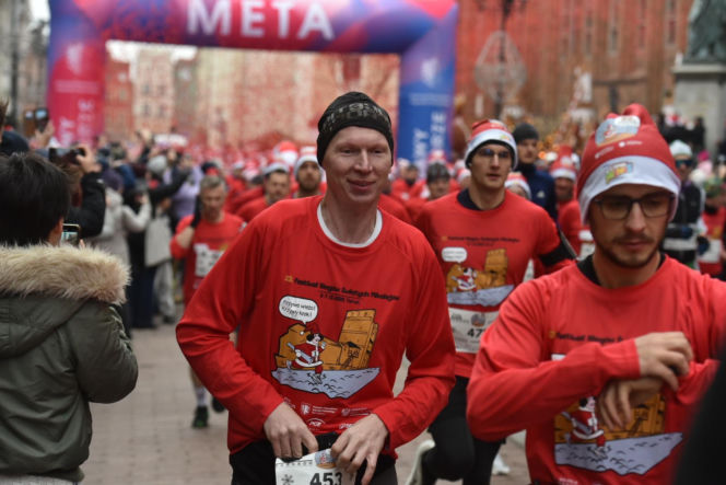 23. Festiwal Biegów Świętych Mikołajów w Toruniu. Zdjęcia ze starówki