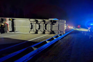 Ciężarówka zablokowała dwa pasy. Ogromne utrudnienia na autostradzie A2!