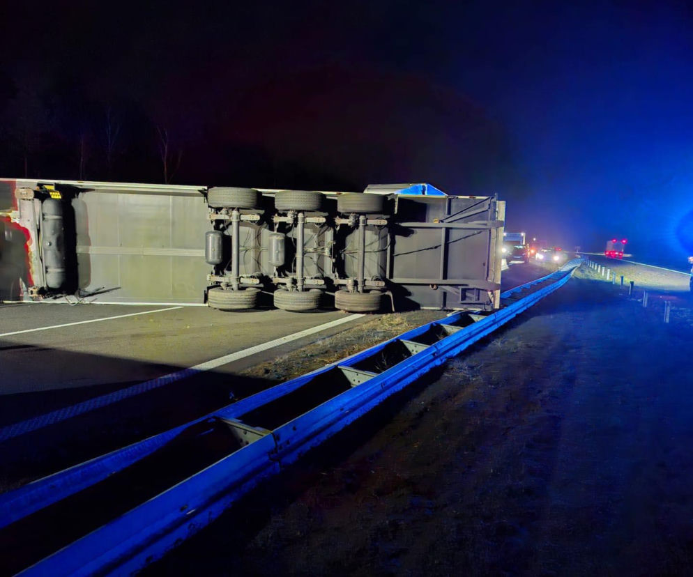 Ciężarówka zablokowała dwa pasy. Ogromne utrudnienia na autostradzie A2!
