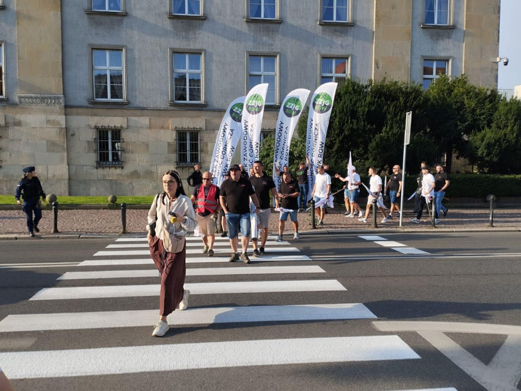 Paraliż w Katowicach. Rozpoczął się protest górników i hutników. "Stal się hartuje, a rząd ją rujnuje"