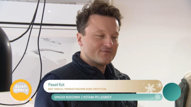 Tomasz Kot spaceruje po rodzinnym mieście z mamą. Nie każdy wie, kim jest z zawodu