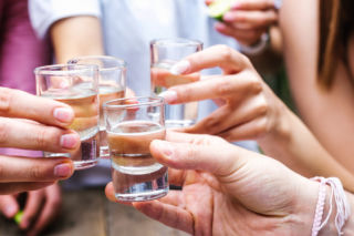 Papierosy i wódka odporne na inflację? Minimalny wzrost cen w porównaniu do drogiej żywności