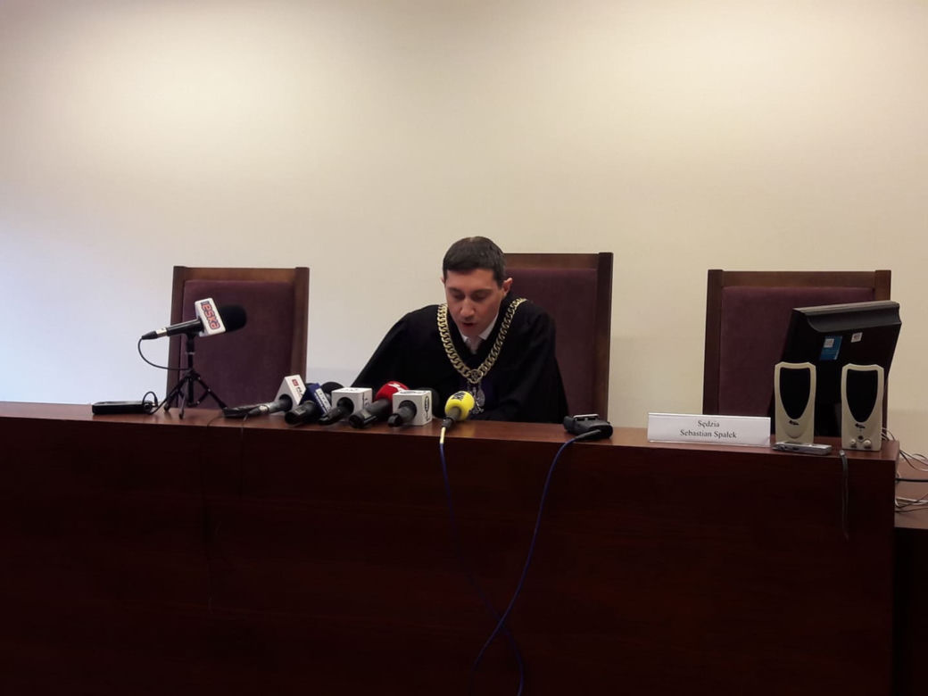 Dwie chusty zaszyte w ciele pacjenta. Lekarz niewinny!