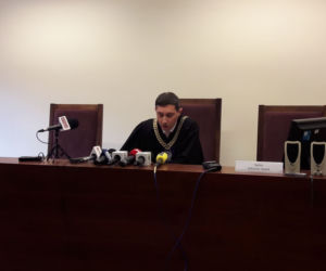 Dwie chusty zaszyte w ciele pacjenta. Lekarz niewinny!
