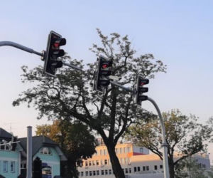 Przydrożne tablice pokazują utrudnienia, wolne parkingi i pogodę