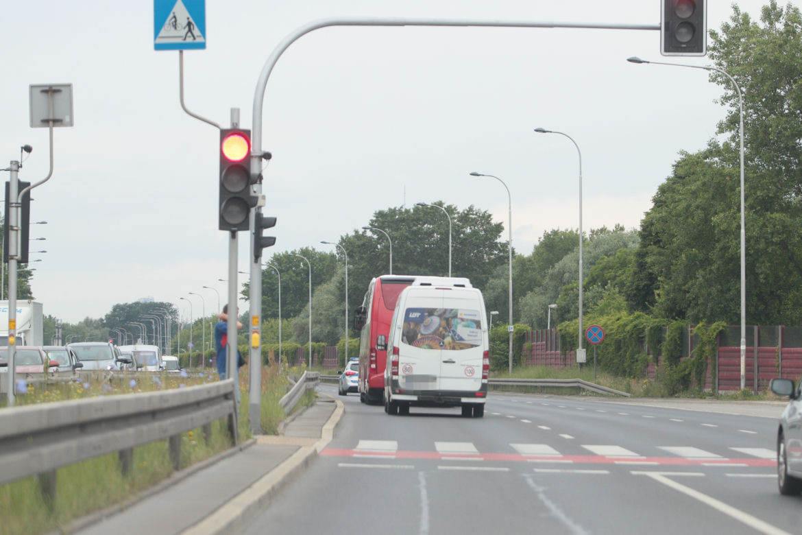 Kadra pędzi na Narodowy na czerwonym świetle