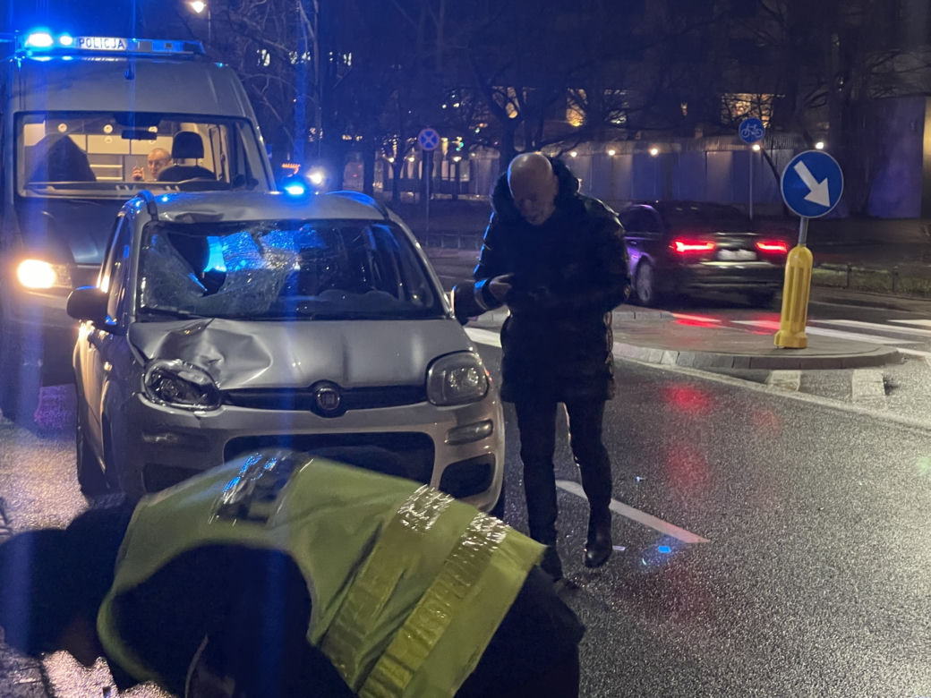 Potrącenie na przejściu w centrum. Pieszy w stanie krytycznym