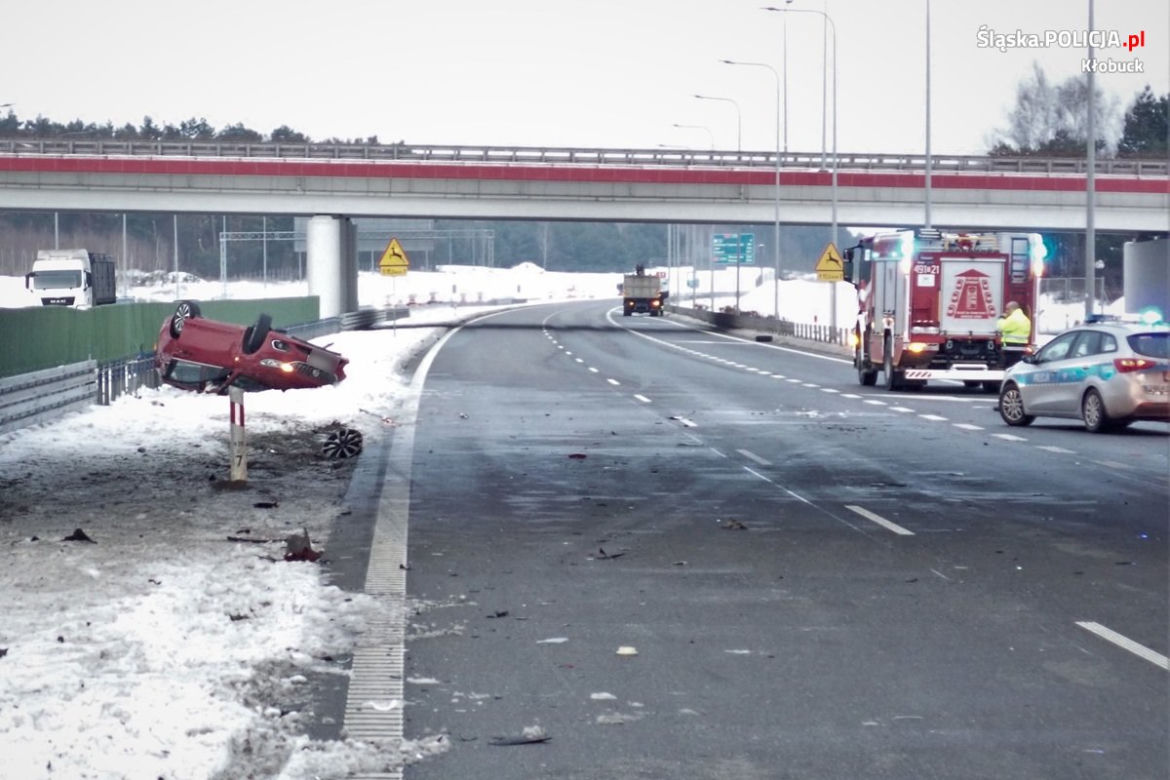 Koszmarny wypadek na A1. Poszkodowani zakleszczeni we wraku. Jeden z nich jest w ciężkim stanie