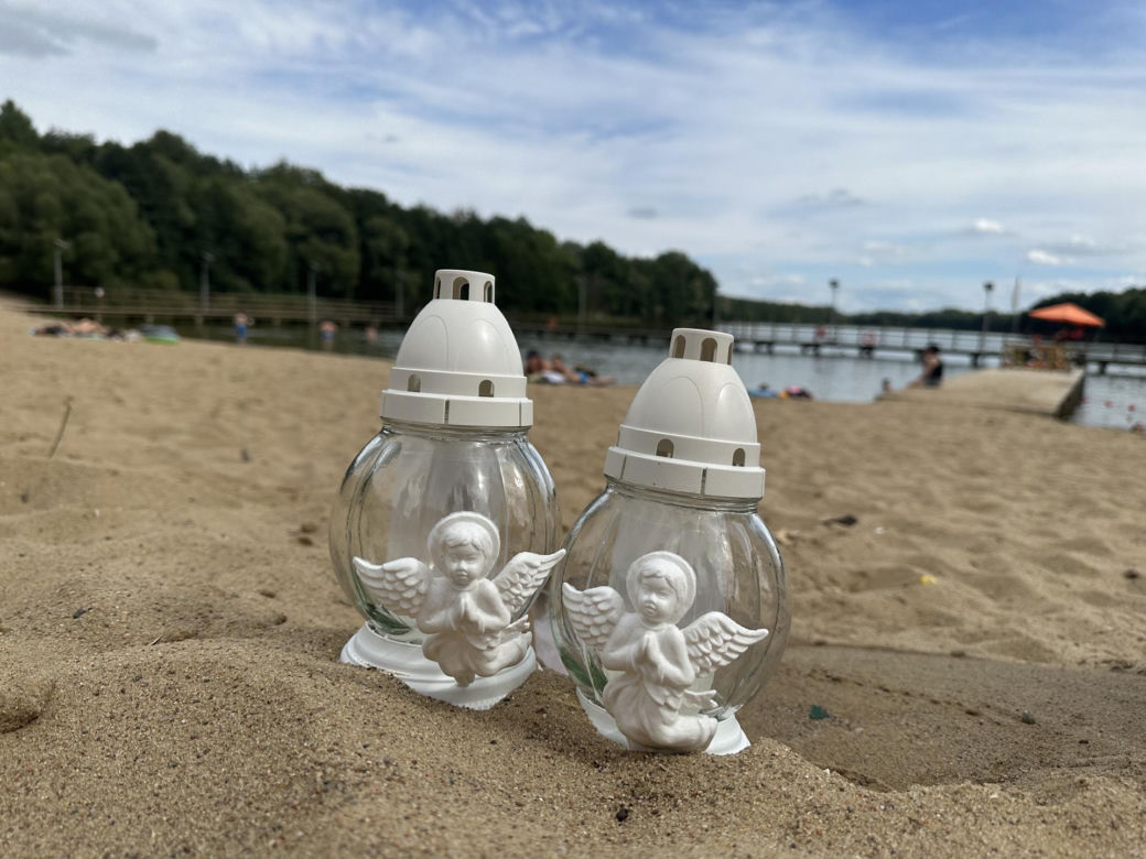 10-letni Timi utonął w jeziorze. Na plaży płoną znicze