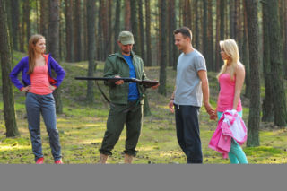 Pierwsza miłość. Asia (Paulina Gałązka), Jowita (Joanna Opozda), Radek (Mateusz Banasiuk), Zygmunt
