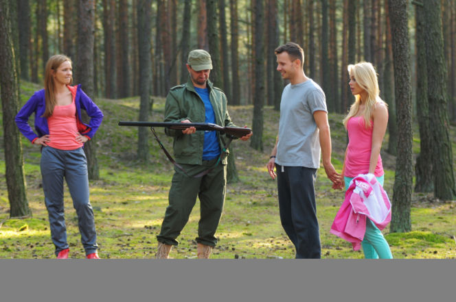 Pierwsza miłość. Asia (Paulina Gałązka), Jowita (Joanna Opozda), Radek (Mateusz Banasiuk), Zygmunt