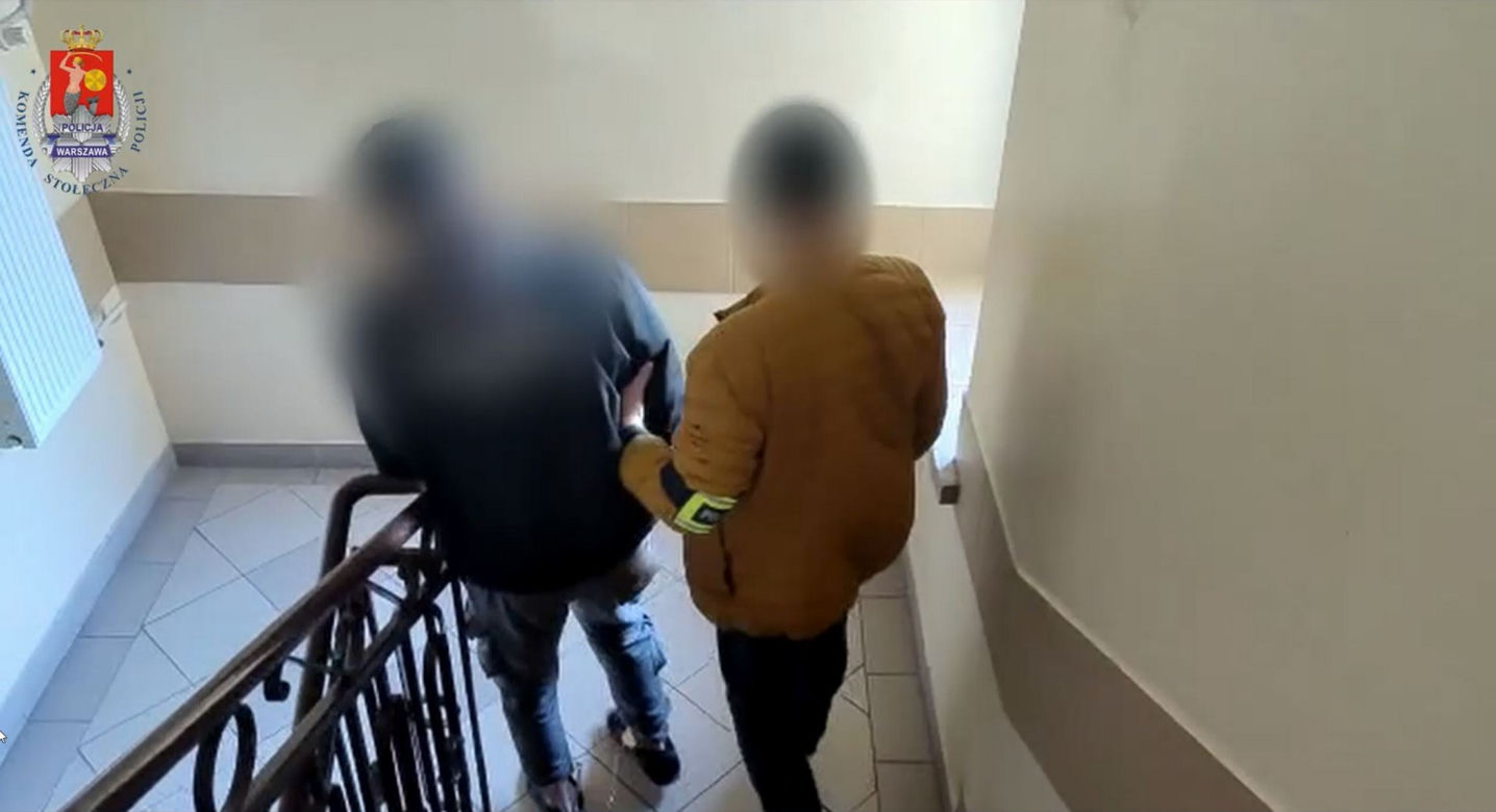 Pościg w centrum Warszawy. 26-latek wjechał w policjanta i wiózł go na masce. Funkcjonariusz ranny, zatrzymany miał narkotyki