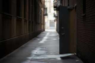 Napad na salon jubilerski Kraków. Kto ranił sprzedawcę i gdzie ukrywają się sprawcy?