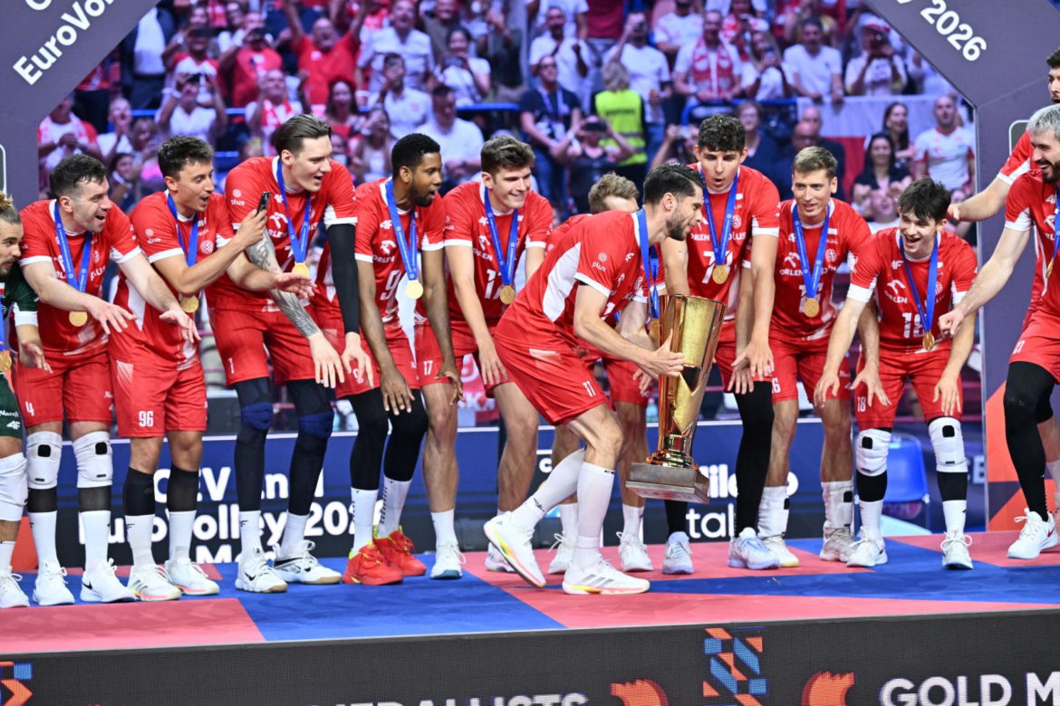 Siatkarze reprezentacji Polski podczas ceremonii dekorcji po meczu finałowym mistrzostw Europy z Francją