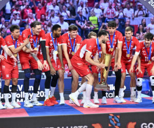 Siatkarze reprezentacji Polski podczas ceremonii dekorcji po meczu finałowym mistrzostw Europy z Francją