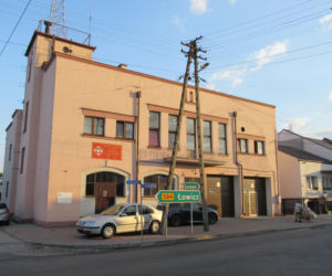 To jedno z najmniejszych miast w województwie łódzkim. Mieszka w nim mniej osób niż na wsiach