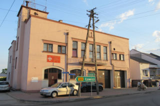 To jedno z najmniejszych miast w województwie łódzkim. Mieszka w nim mniej osób niż na wsiach