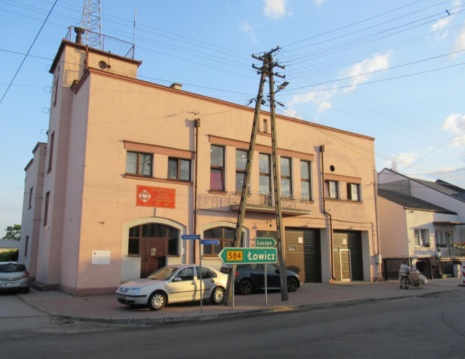 To jedno z najmniejszych miast w województwie łódzkim. Mieszka w nim mniej osób niż na wsiach