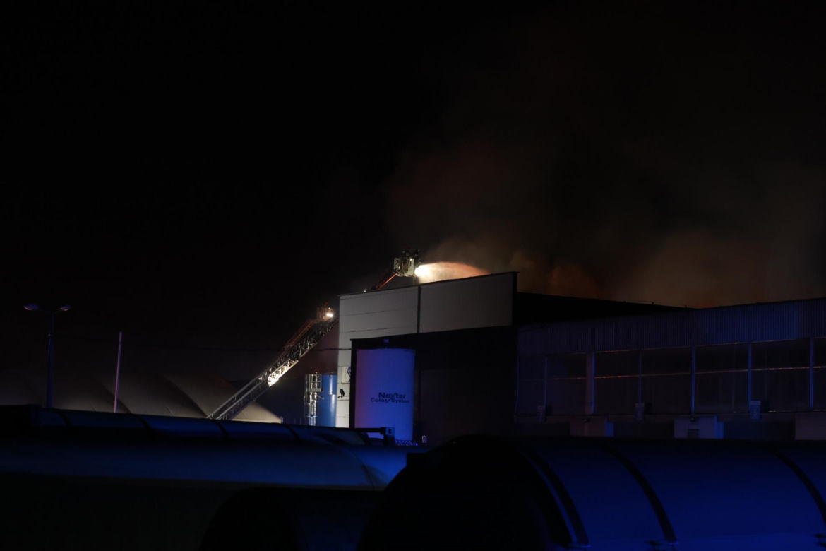 Pożar hali produkcyjnej. Na miejscu pracuje 17 zastępów straży pożarnej