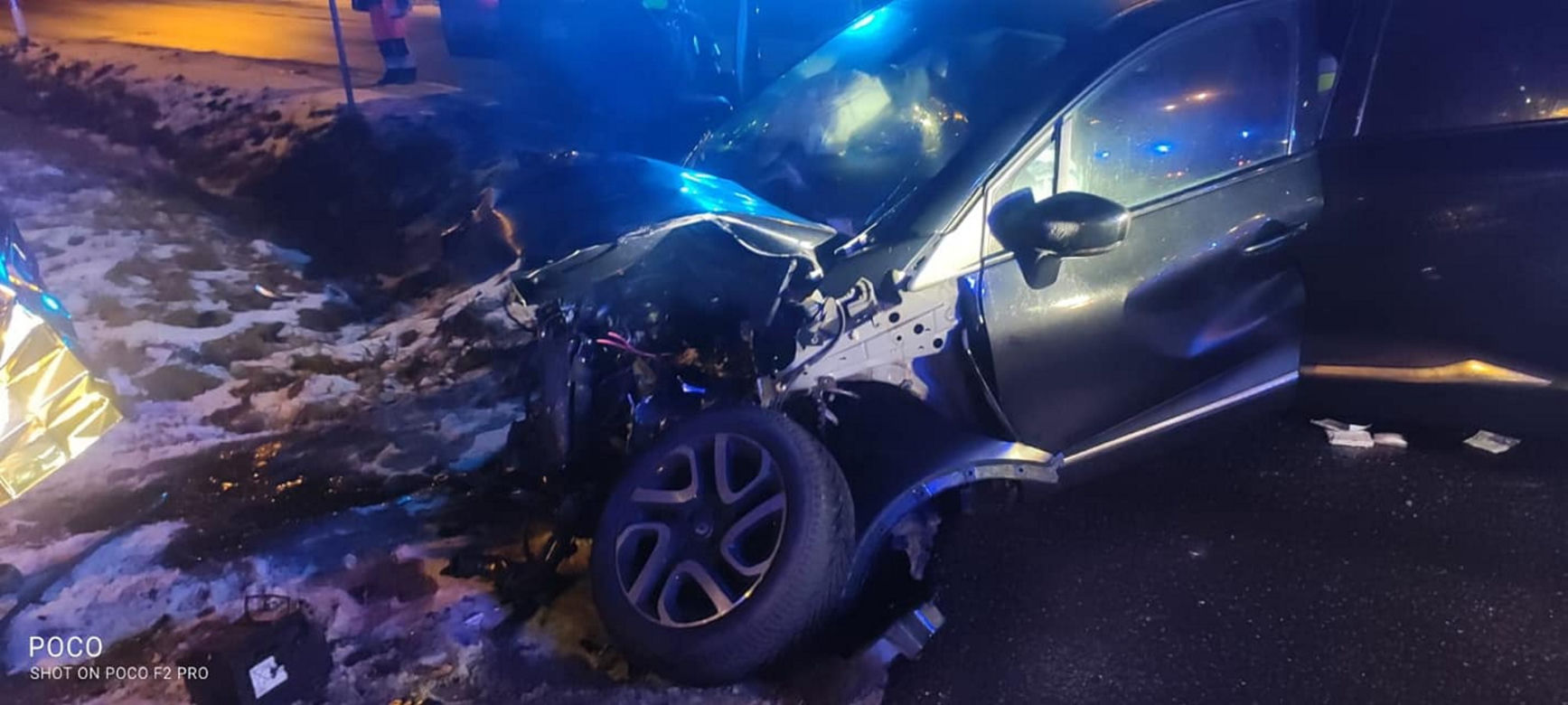 Wypadek pod Legionowem, osobówka zderzyła się z tirem. 3 osoby w szpitalu