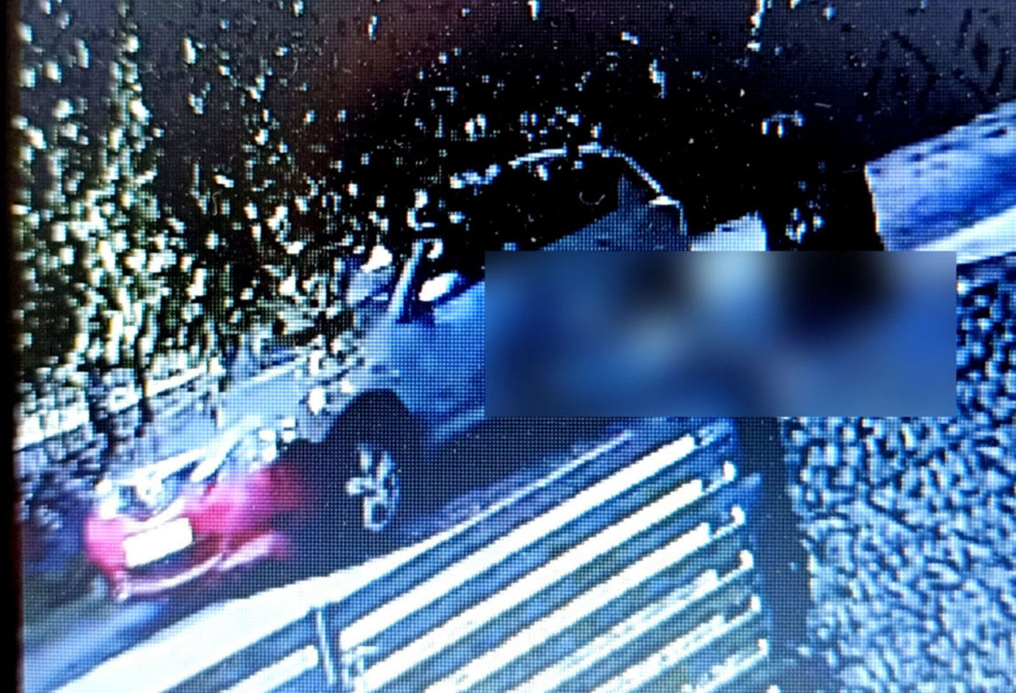 Ciągnął pana Romana za autem przez kilometr! Policja zatrzymała kierowce mazdy
