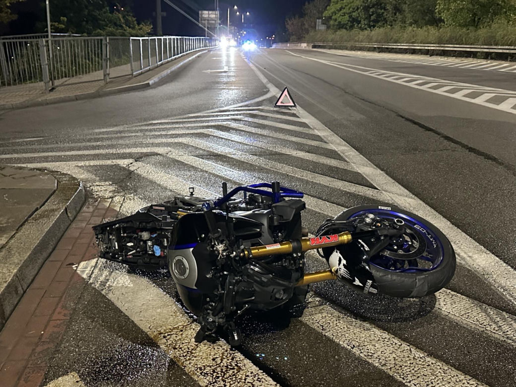 Motocyklista roztrzaskał się na Moście Gdańskim. Trafił do szpitala