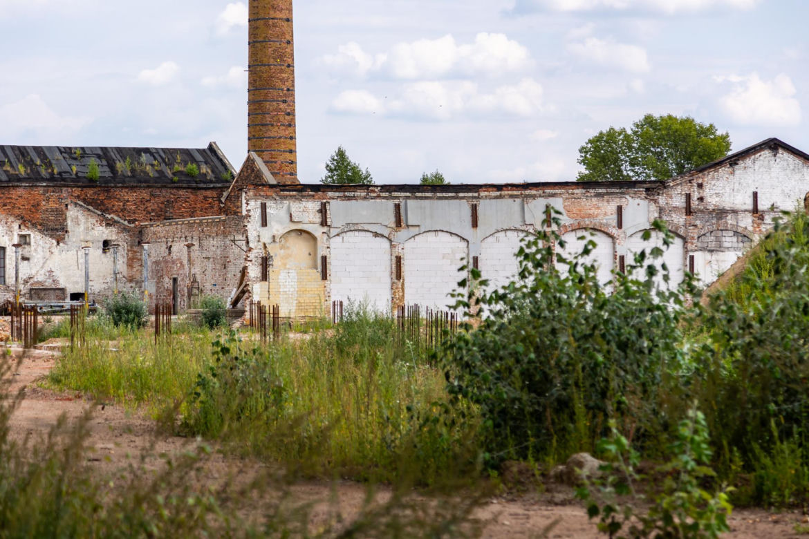 Drucianka Campus na terenie fabryki Drucianka – komin i resztki murów